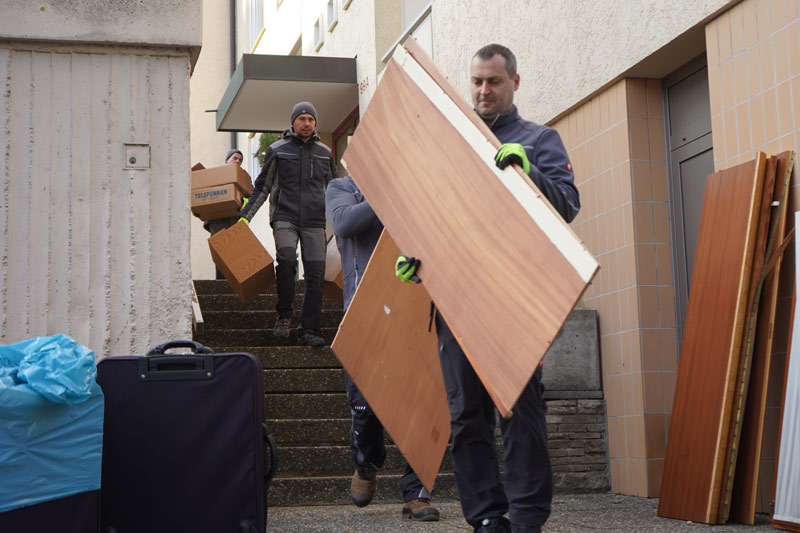 Tontshew Crew tragen während Entrümpelung Leonberg Platten aus der Wohnung