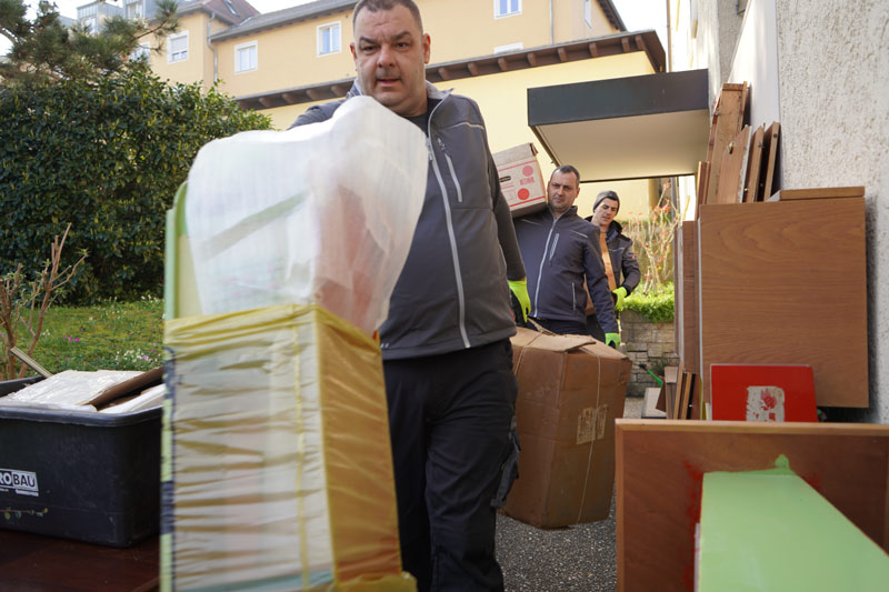 Tontshew Mitarbeiter tragen Mobiliar aus wohnung während Entrümpelung Plochingen