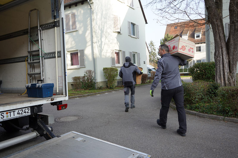 Entrümpelung Schorndorf durch Tontshew Mitarbeiter die Gegenstände aus Lkw tragen