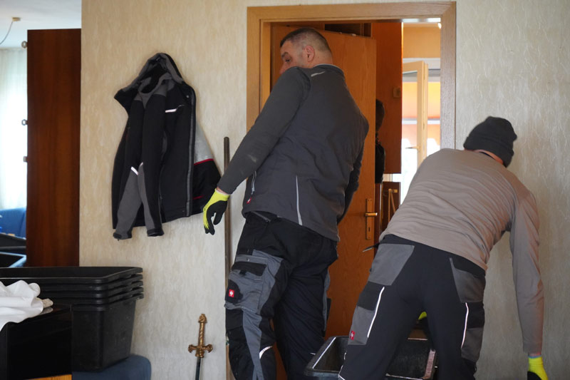 Tontshew Mitarbeiter bauen Möbel auseinander während Entrümpelung Weinstadt