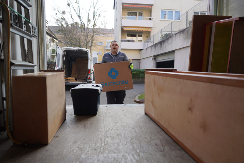 Tontshew Mitarbeiter beläd Sprinter mit Kiste für Entrümpelung Weinstadt