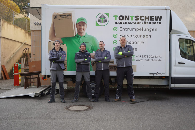 Tontshew Crew steht vor ihrem Lkw bereit für die Entrümpelung Weinstadt