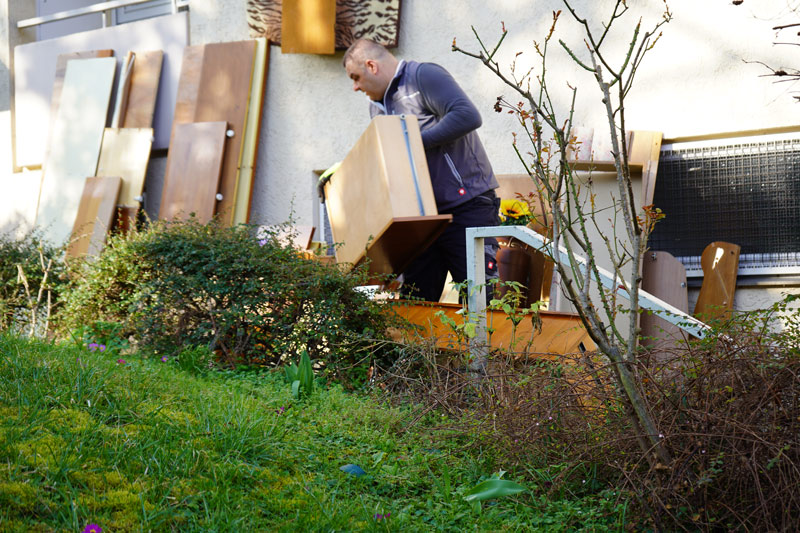 Tontshew Mitarbeiter stapeln Mobiliar vor der Wohnung während Entrümpelung Winnenden