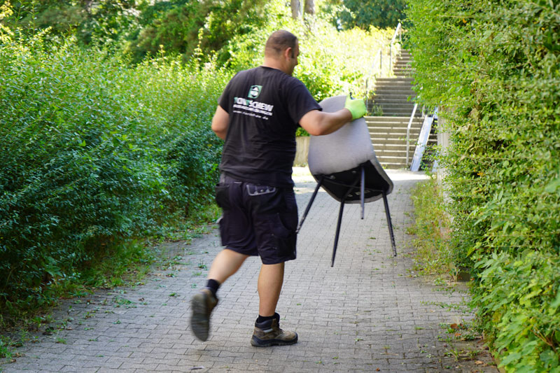 Tontschew bei der räumung einer Messie wohnung Herrenberg