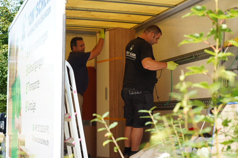 den tontschew lkw beladen bei der entrümpelung einer messie-wohnung Aspach