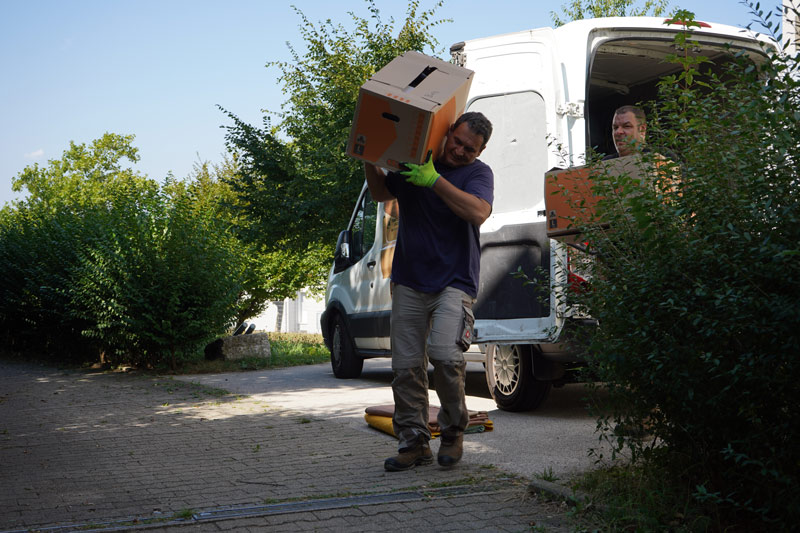 tontschew mitarbeiter packt an bei dem umzug Aichtal