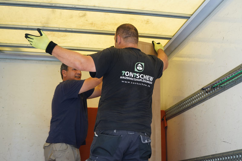 tontschew mitarbeiter im lkw während wohnungsauflösung Ditzingen