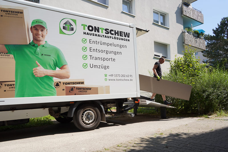Tontschews lkw steht vor der wohnung für die Haushaltsauflösung Gerlingen