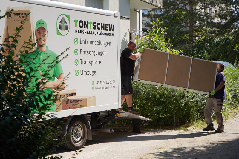 tontschew lkw wird beladen bei der Haushaltsauflösung Sachsenheim