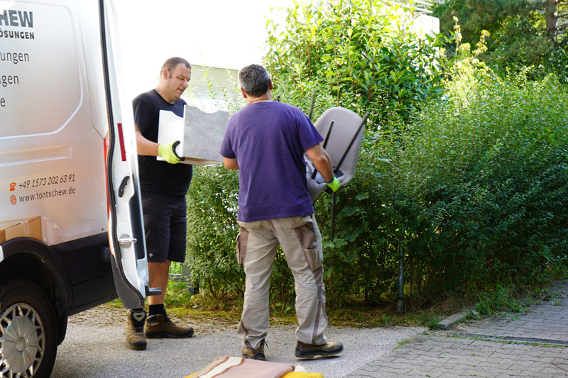 tontschew mitarbeiter bei der dachbodenräumung Rudersberg
