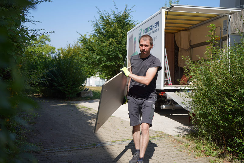 totnschew mitarbeiter beim beladen des sprinter während der entrümpelung Sindelfingen