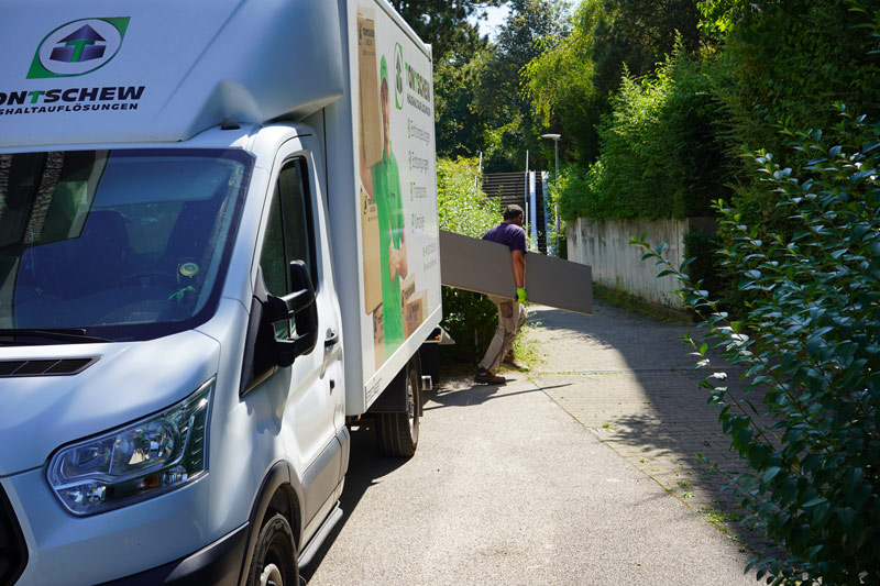 tontschew lkw bereit für den firmenumzug Weissach