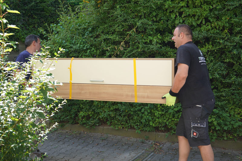 tontschew mitarbeiter tragen möbelstück bei dem umzug Murrhardt