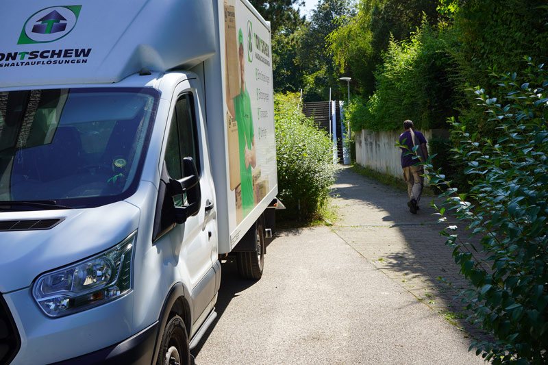 tontschew mitarbeiter beim umzug Weilheim an der Teck mit ihrem lkw