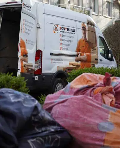 Team führt Entrümpelung in Stuttgart durch