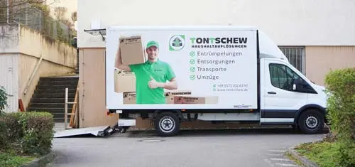 Fahrer mit Möbelkiste vor Transporter – Gewerbeauflösung Stuttgart