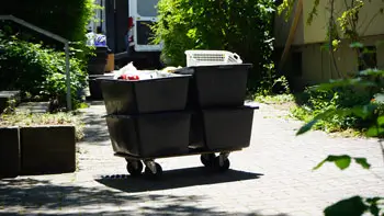 Fahrbarer Behälter im Außenbereich Großer fahrbarer Behälter auf einem Weg im Außenbereich.
