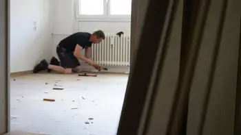Zimmerentrümpelung Stuttgart - Tontschew Mitarbeiter bei Arbeiten am Boden eines weitgehend leeren Zimmers.