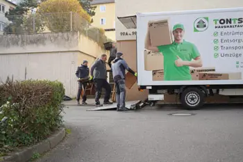 Tontschew-Team trägt Möbel und Hausrat zum Firmenfahrzeug in Stuttgart-Münster