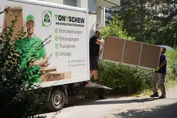 Tontschew-Mitarbeiter transportieren ein großes Möbelstück zum Firmenfahrzeug in Stuttgart-Neugereut
